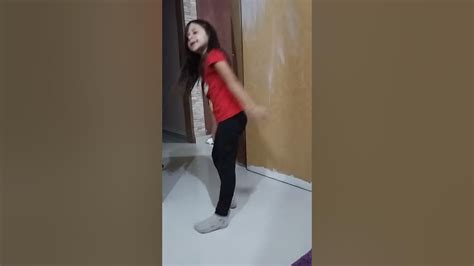 mini anitta dance moves