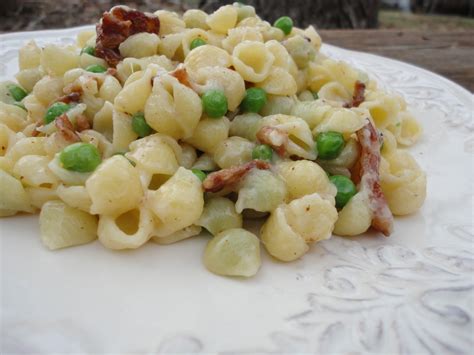 mini shell pasta with peas and bacon