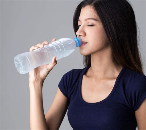 minum air putih cara mengatasi dehidrasi