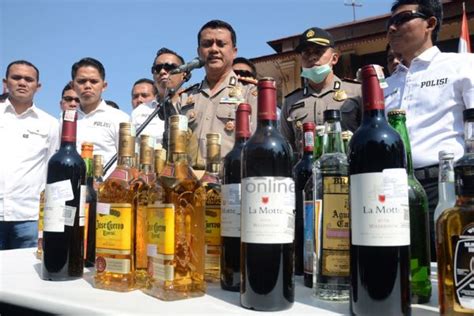 minum alkohol Indonesia