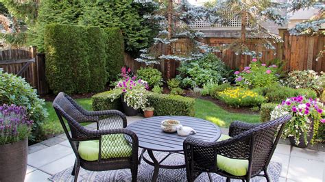 Mistakes Everyone Makes Decorating A Small Backyard