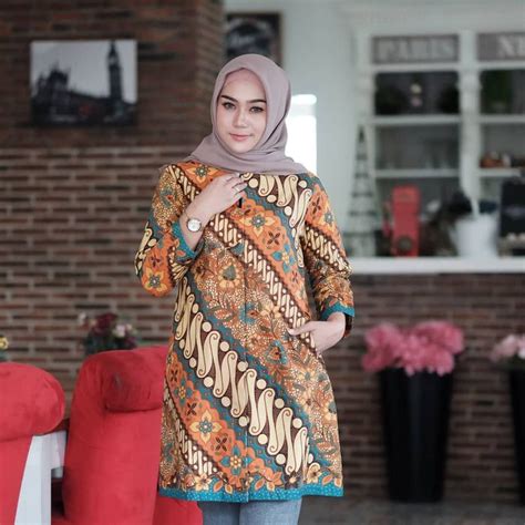 10 Model Atasan Batik Trendi Yang Cocok Untuk Hijabers | Bukareview