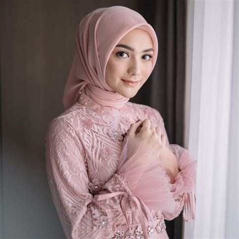 model hijab yang menyesuaikan bentuk tubuh