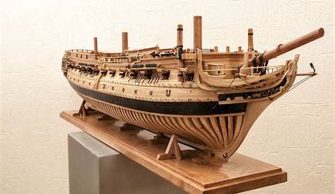 Playtastic Holzschiff: 70-teiliger Schiff-Bausatz Flaggschiff aus Holz