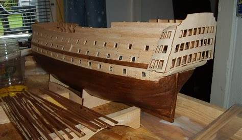 Playtastic Bausatz Boot Kinder: 40-teiliger Schiff-Bausatz Fischkutter