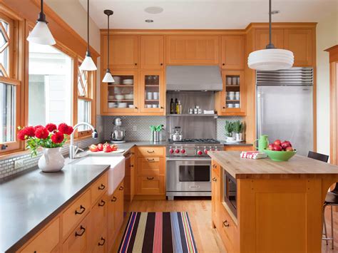 Modern Kitchen With Oak Cabinets: A Timeless Look