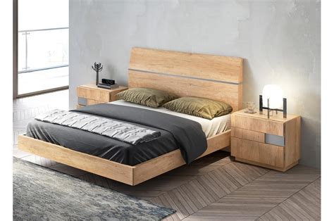 tête de lit en lattes en bois et mobilier scandinave dans la chambre à