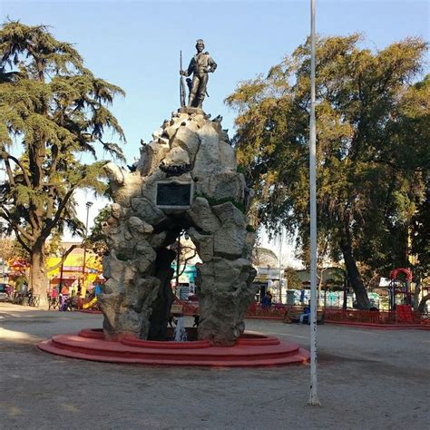 monumento al roto chileno plaza yungay