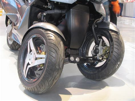 motorcycle with 2 front wheels