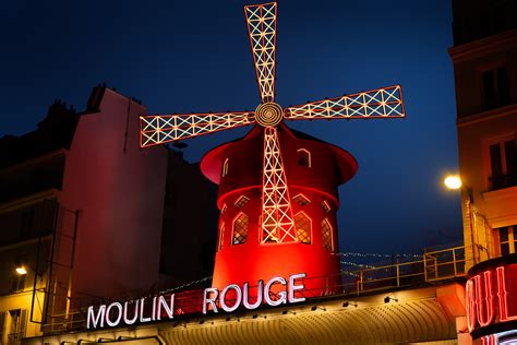moulin rouge hotel in las vegas at night