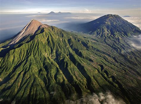 mount merapi located in