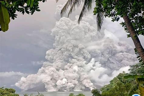 mount ruang eruption volcanic ash activity