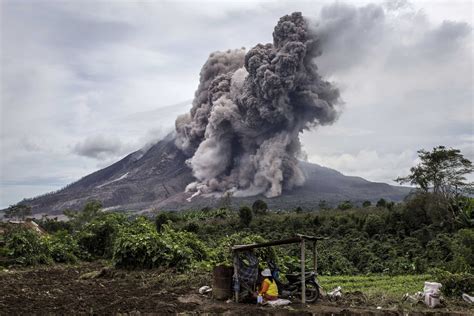 mount sinabung indonesia eruption