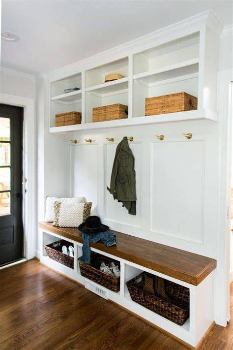 Organize Your Entryway with a Mudroom Bench with Storage: Stylish & Functional Solutions