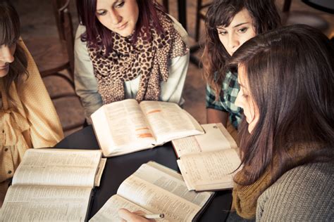 mujeres jovenes en la biblia