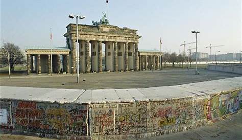 Le Mur de Berlin devant la porte de Brandebourg, en août