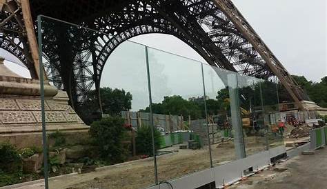 Le mur de verre de la Tour Eiffel En 2018, le parvis de