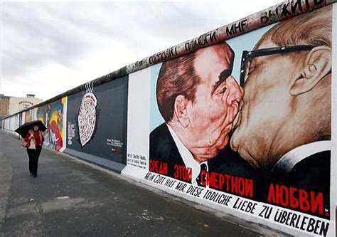 El beso del muro de Berlín, protagonista de la mayor galería al aire libre