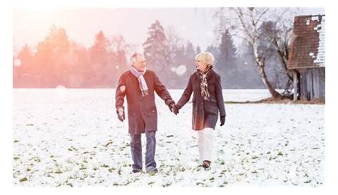 "Senioren Paar macht Spaziergang im Winter" Immagini e Fotografie