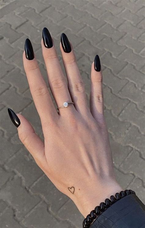 Nail Inspo Basic Black