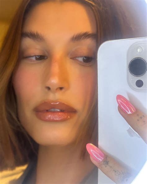 Nails Art Hailey Bieber