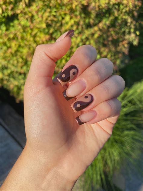 Nails Brown Ying Yang