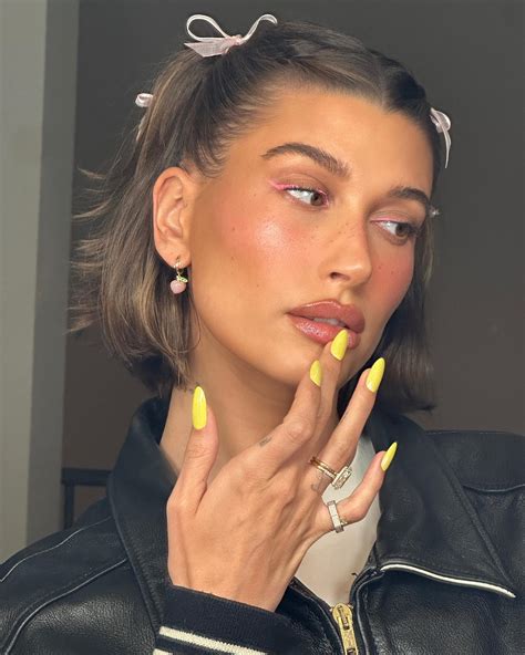 Nails Hailey Bieber Neon