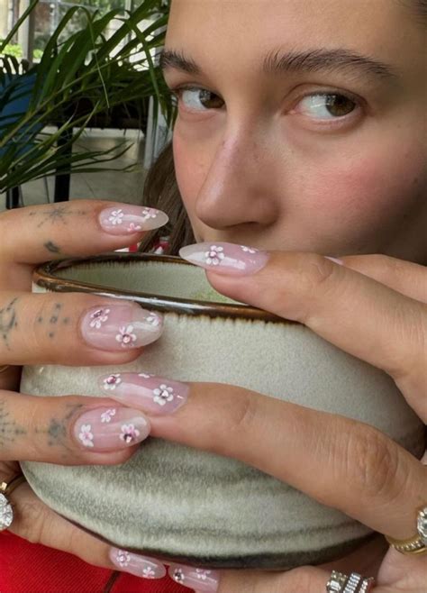 Nails Hailey Bieber Violet