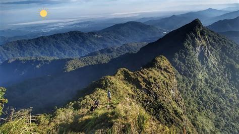 100+ Nama Gunung di Indonesia Beserta Ketinggian dan Lokasinya