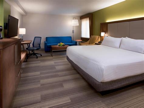 nashville airport hotels with free shuttle
