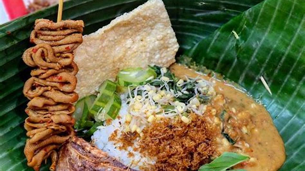 Ngemil Nasi Pecel Khas Madiun Bu Min: Kuliner Legendaris nan Menggugah Selera