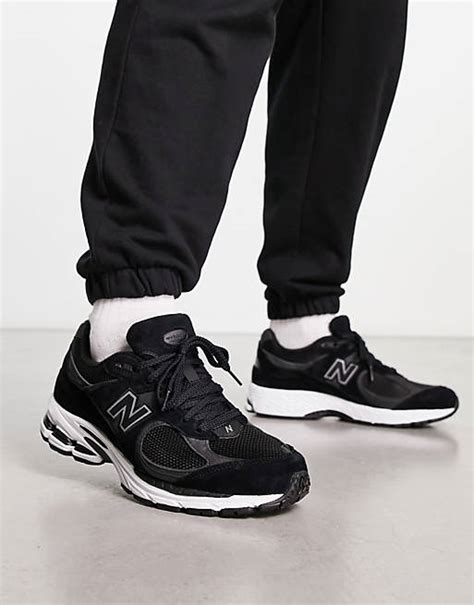 new balance 2002 sneakers in black