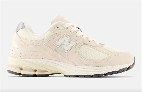new balance 2002r shoes in calm taupe
