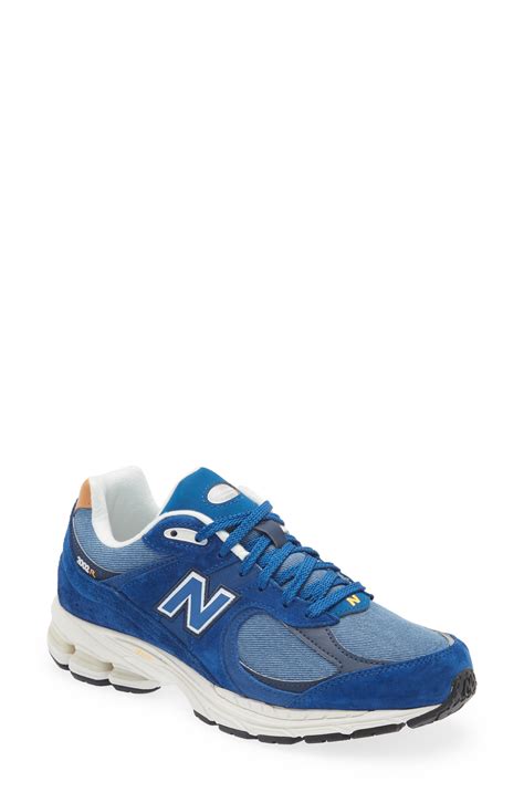 new balance 2002r sneaker in blue - size 10