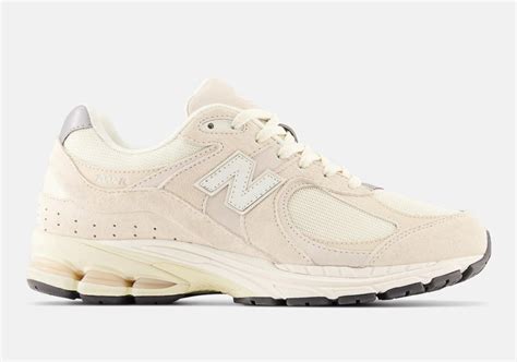 new balance 2002r sneakers in taupe