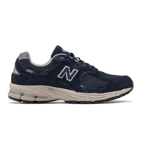 new balance men 2002r