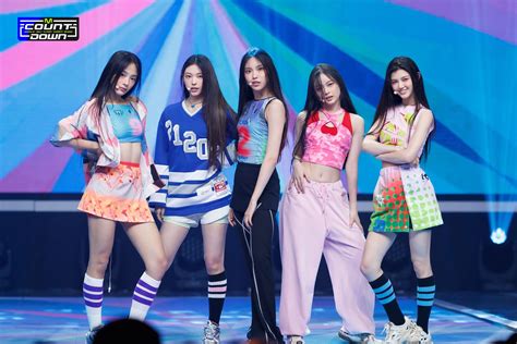 newjeans attention stage outfits