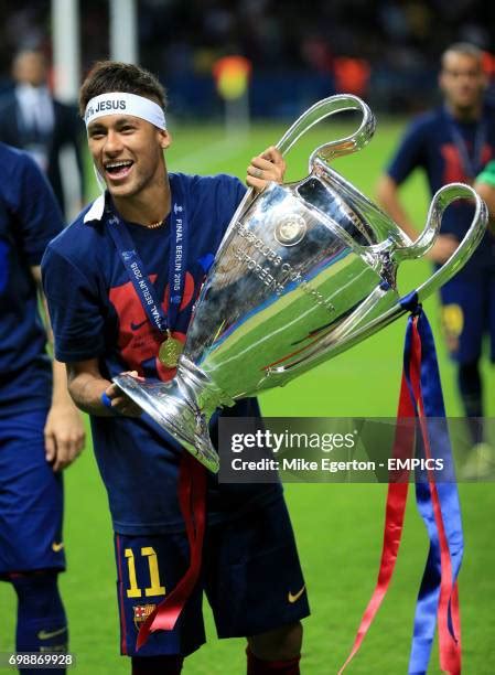 Neymar Looking At Trophy