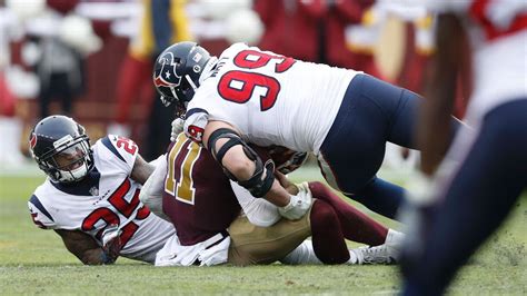 nfl quarterback with broken leg