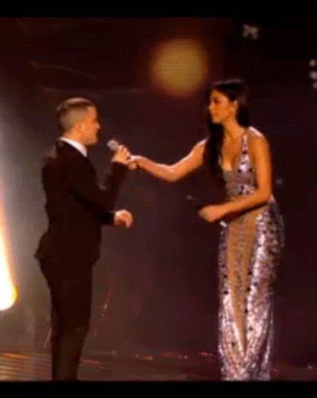 nicole scherzinger took mic