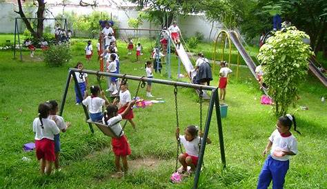 Niños jugando en el patio de recreo en el parque, la infancia. | Vector