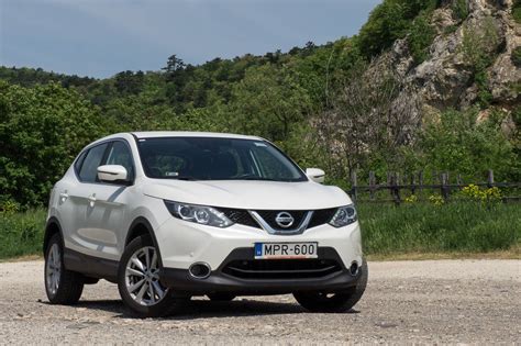 0142015NissanQashqai1.6DigTTekna120kw163psbenzintestdrive