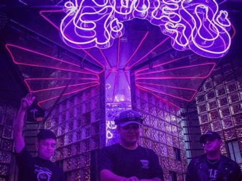 Un grupo de personas bailando en un club