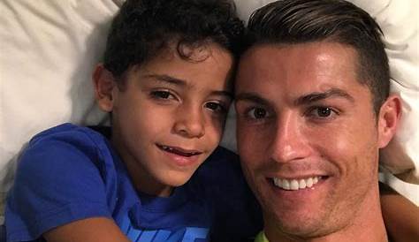 Filho de Cristiano Ronaldo abre os presentes no "Dia de Reis"