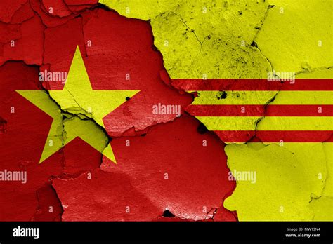 north vietnam flag vs south vietnam flag