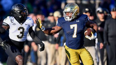 notre dame moves up in poll