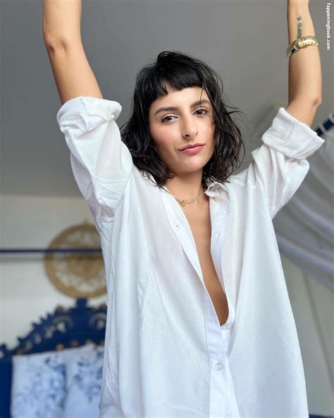 How to Take the Perfect Nude Selfie