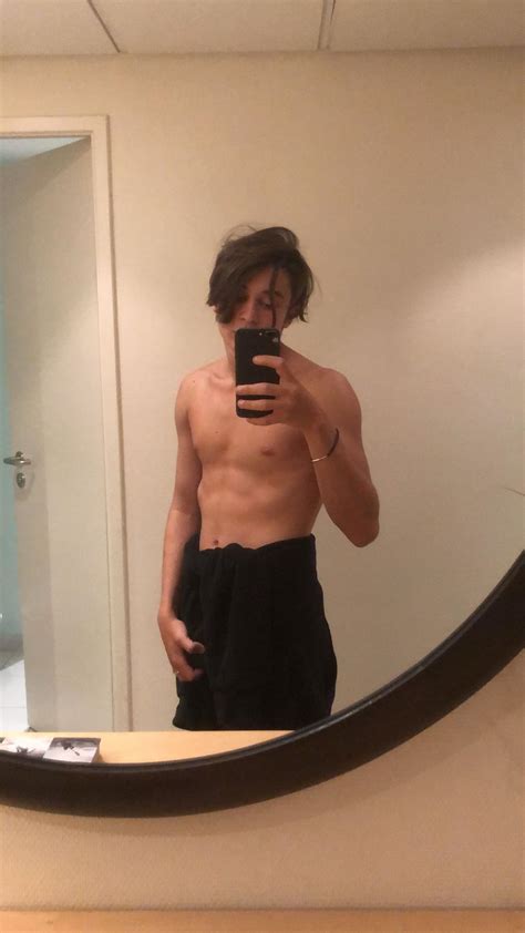 nudes leondre devries