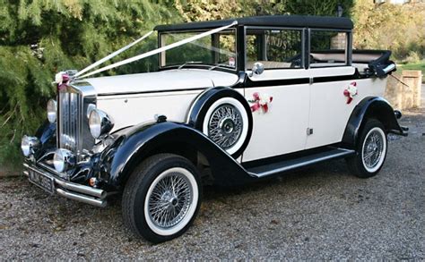 Timeless Elegance for Your Special Day: Vintage Cars for Unforgettable Wedding Moments!