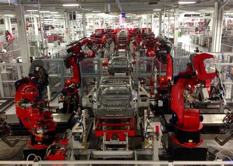 Un empleado de Tesla que construye robots nos dijo por qué el infierno